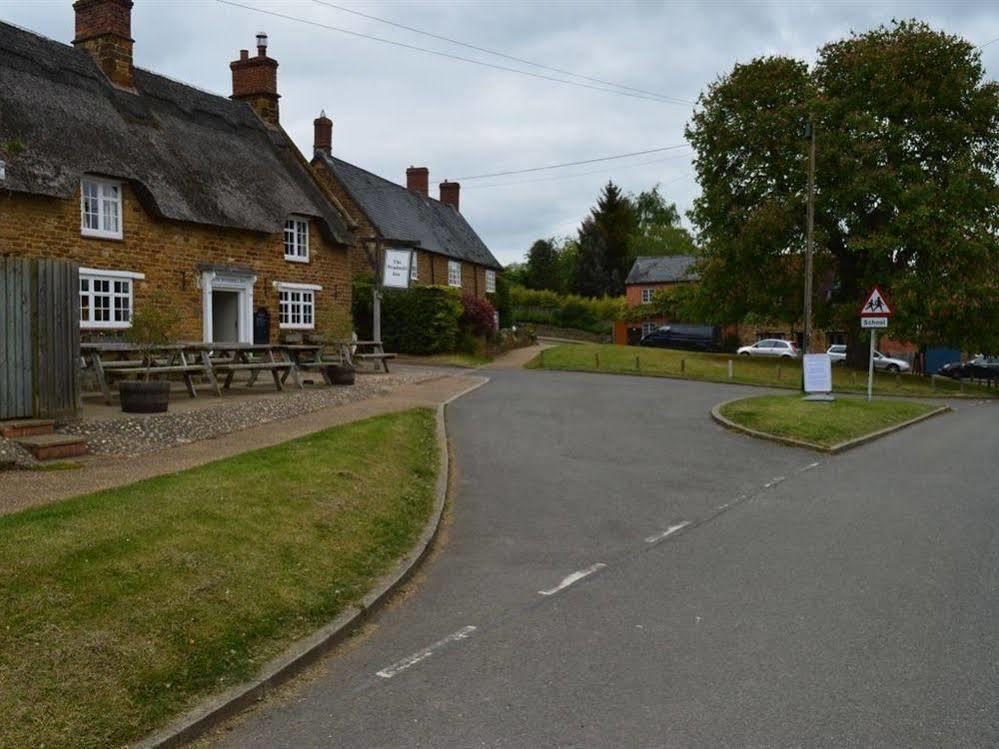 The Windmill Inn Badby Exterior photo